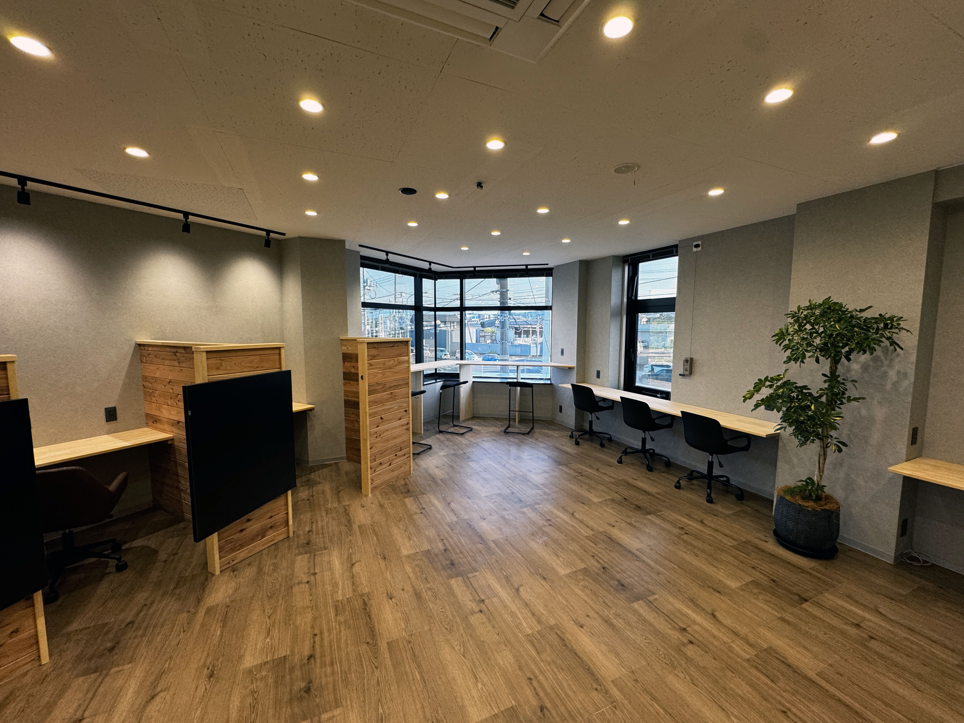 木の温かみを感じるワークスペース